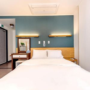 Zimmer mit Kingsize-Bett